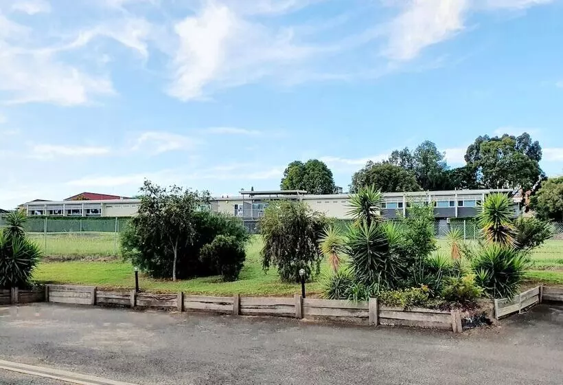 Mcnevins Warwick Motel