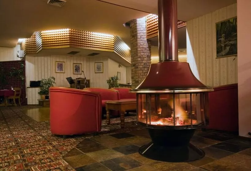 Mcnevins Warwick Motel