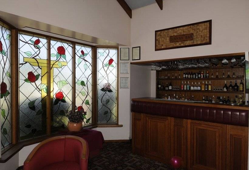 Mcnevins Warwick Motel