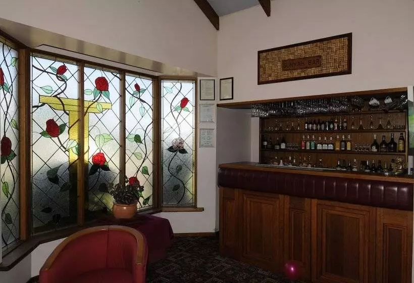 Mcnevins Warwick Motel