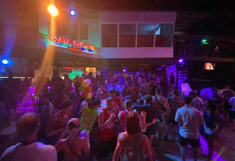 Blanco Beach Bar Hostel