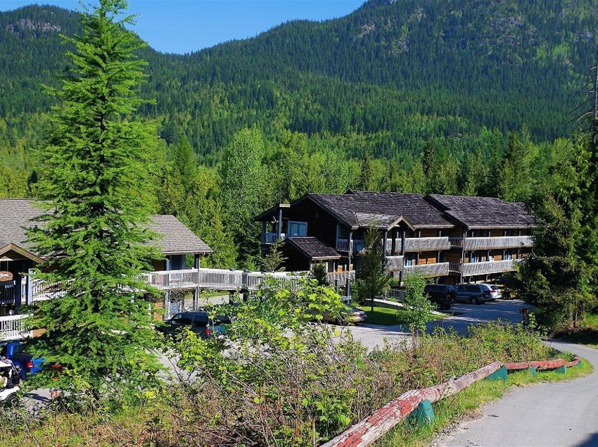 Отель Kokanee Springs Resort