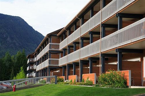 Отель Kokanee Springs Resort