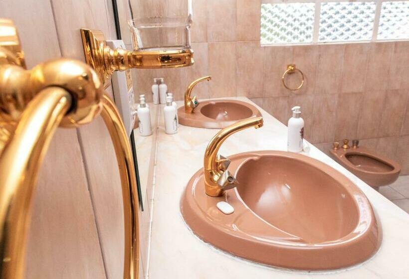 פנסיון Chic Guest House & Solar System Accommodations