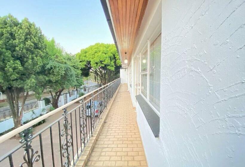 פנסיון Chic Guest House & Solar System Accommodations