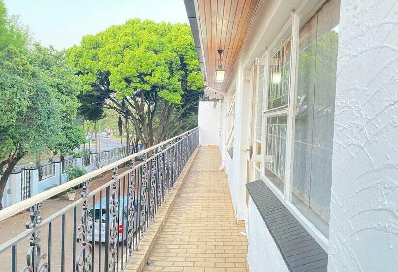 פנסיון Chic Guest House & Solar System Accommodations