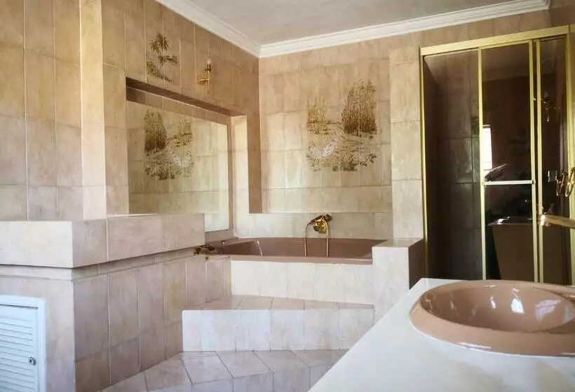 Majatalo Chic Guest House & Solar System Accommodations