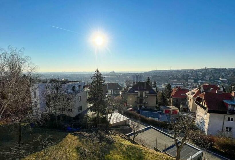 تختخواب و صبحانه View Of Prague