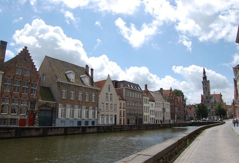 مبيت وإفطار T Walleke