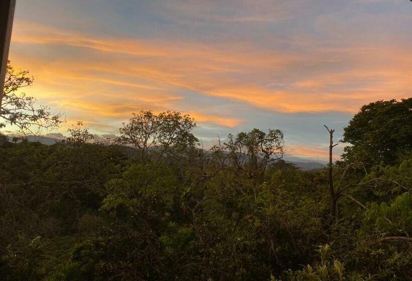 بنسيون Casa Waka Marú