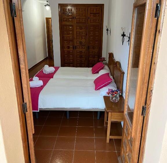 پانسیون Hostal Ciudad Encantada