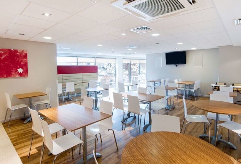 ホテル Travelodge Altrincham Central