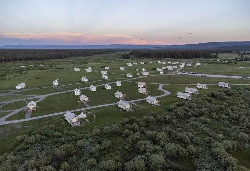 ホテル Under Canvas West Yellowstone