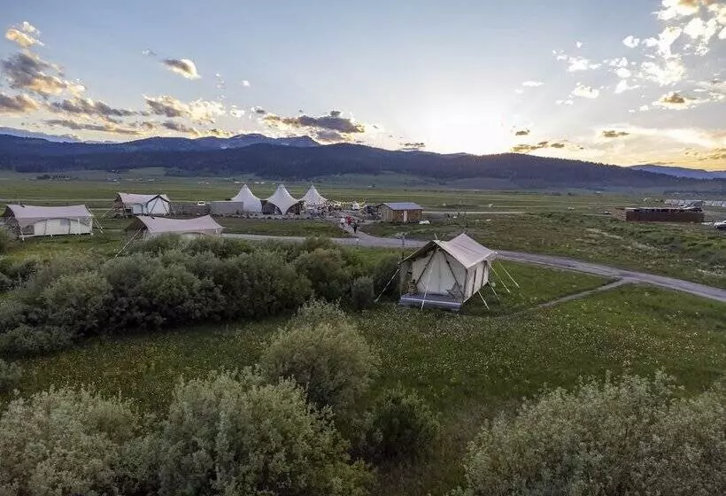 ホテル Under Canvas West Yellowstone