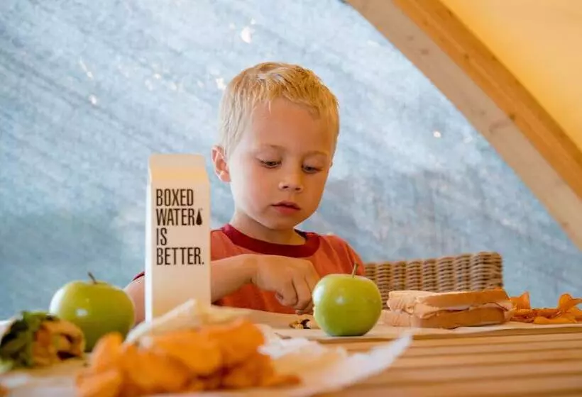 ホテル Under Canvas West Yellowstone