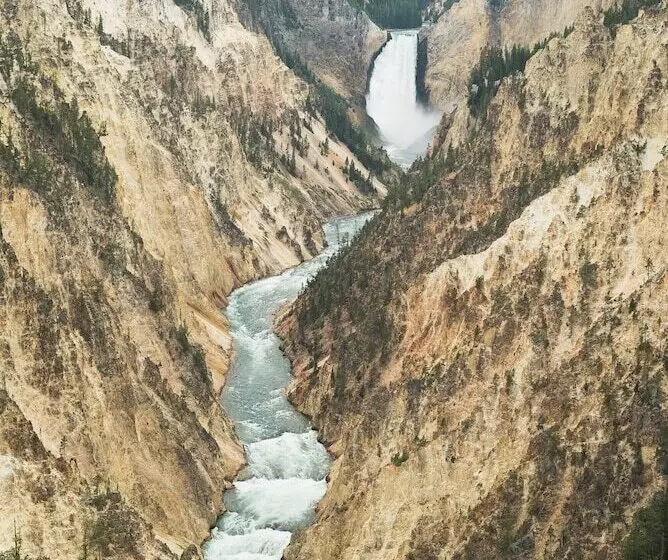 ホテル Under Canvas West Yellowstone