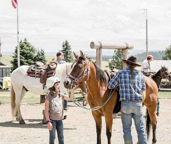 בית מלון כפרי Under Canvas West Yellowstone
