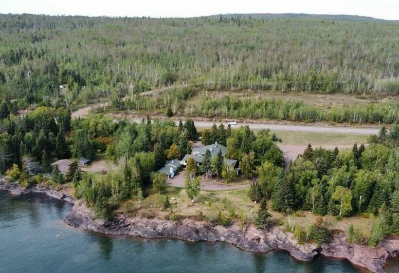 فندق صغير Thomsonite Inn On Lake Superior