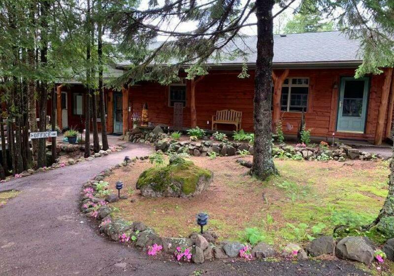 فندق صغير Thomsonite Inn On Lake Superior