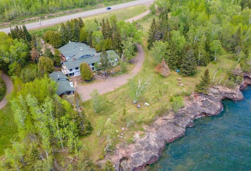 فندق صغير Thomsonite Inn On Lake Superior