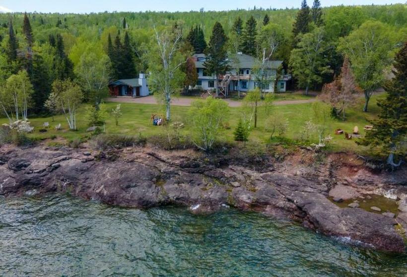 فندق صغير Thomsonite Inn On Lake Superior