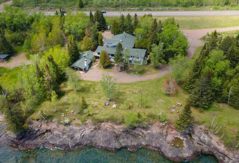 فندق صغير Thomsonite Inn On Lake Superior