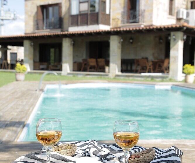 هتل The Mira House