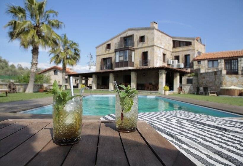 هتل The Mira House