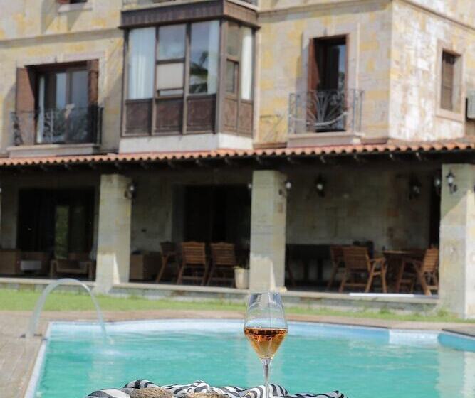 هتل The Mira House