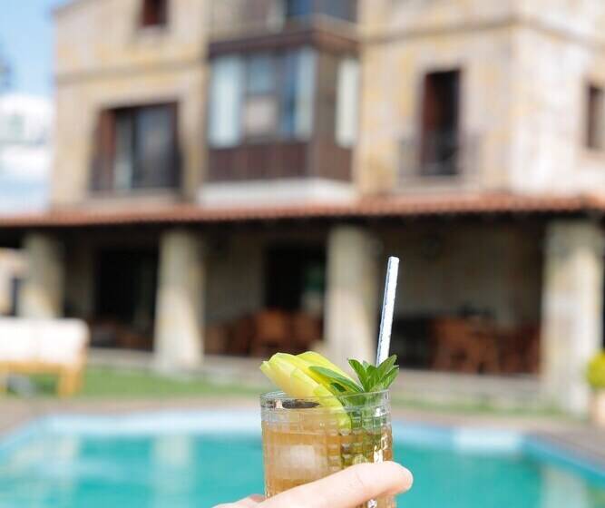 هتل The Mira House