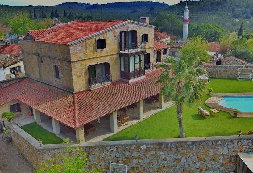 هتل The Mira House