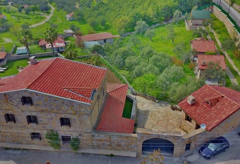 هتل The Mira House