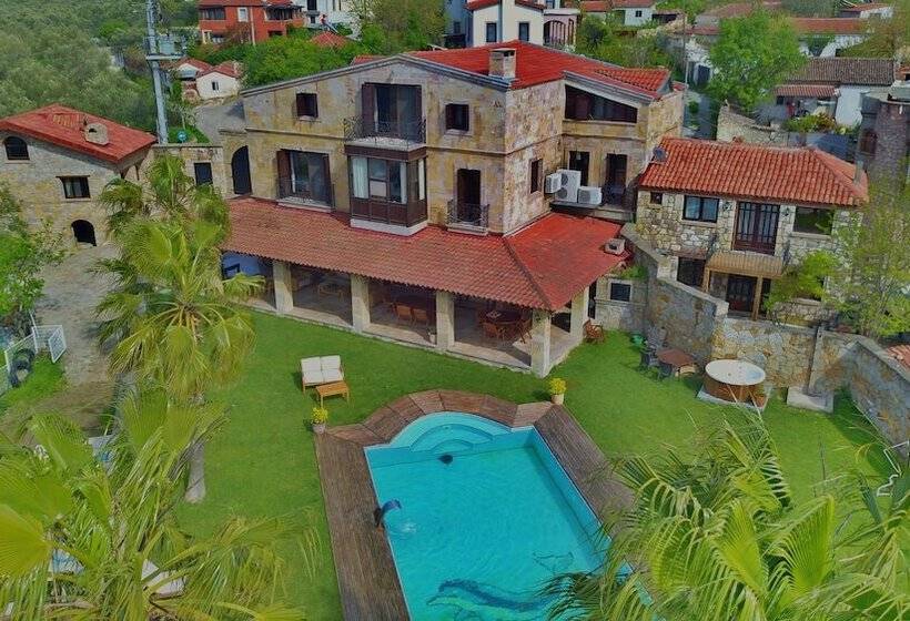 هتل The Mira House