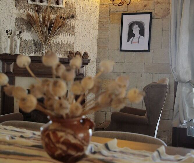 هتل The Mira House