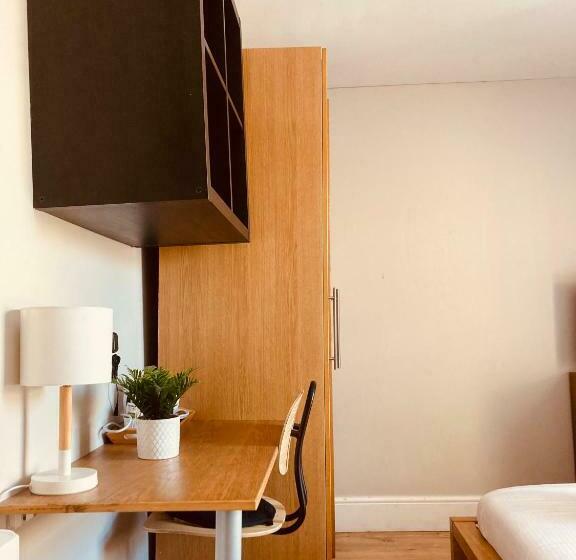 Pensió Bloomfield  At Stayboom