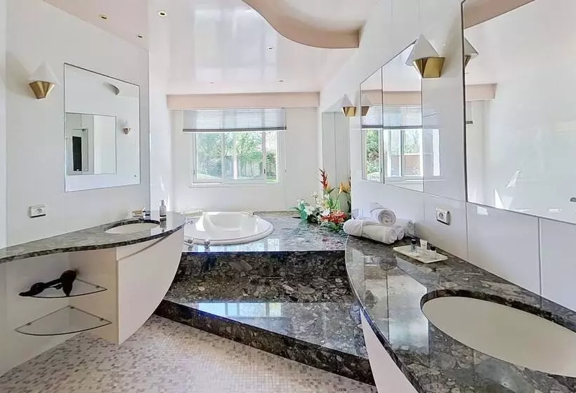 Majatalo Les Jardins De La Muse, Piscine Couverte, Spa Et Fitness