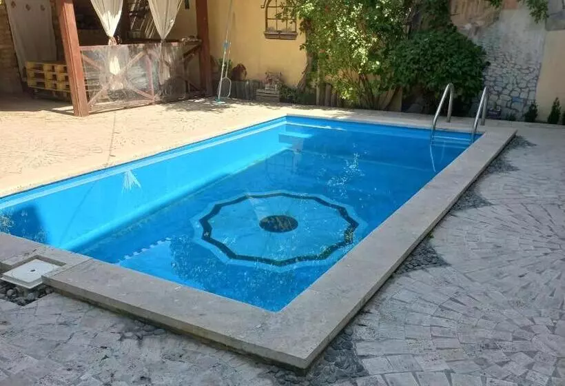 پانسیون Monument Guesthouse