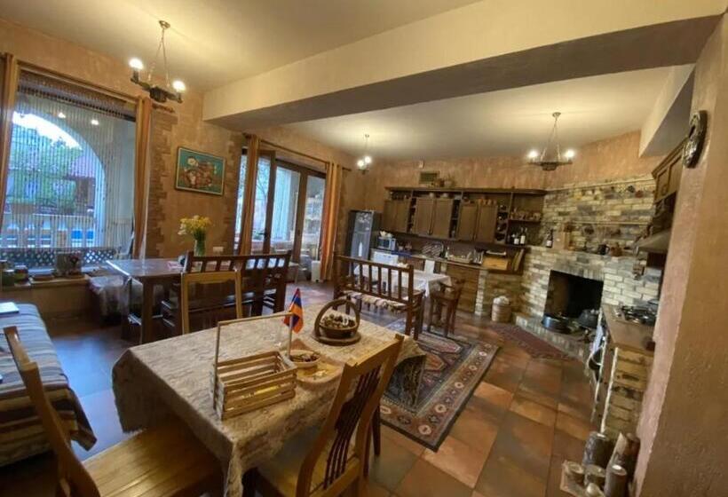 پانسیون Monument Guesthouse