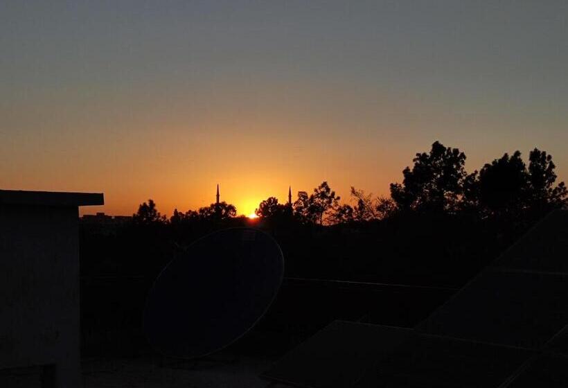 پانسیون Sunrise Rest House