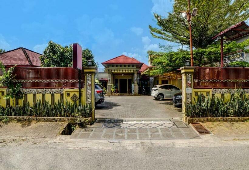 ホテル Reddoorz Near Rs Setiabudi Medan