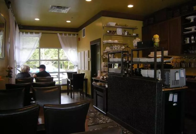 هتل Oceanside Village Resort