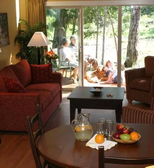 هتل Oceanside Village Resort