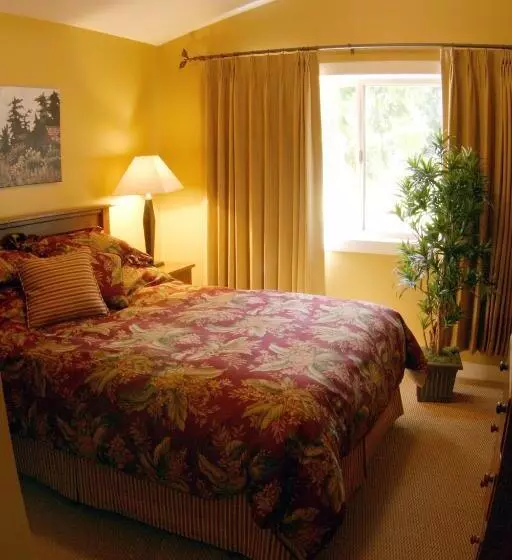 هتل Oceanside Village Resort