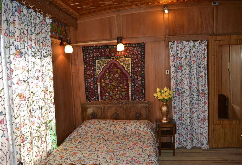 בית מלון כפרי Peacock Houseboats