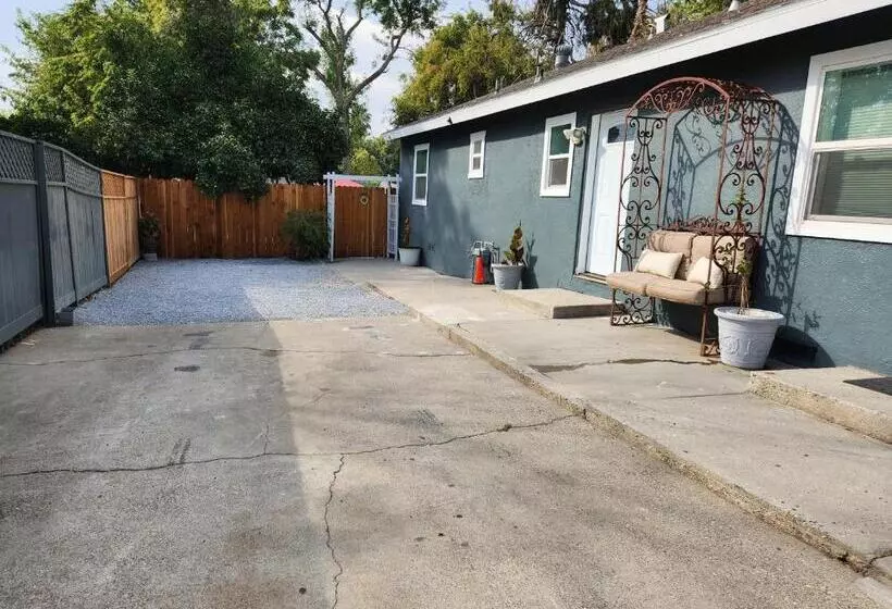 Majatalo Garden Clara