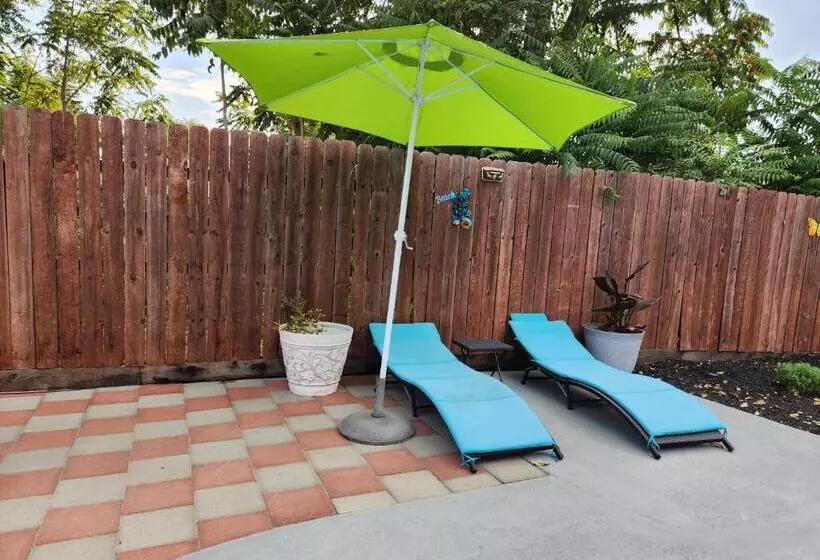 Majatalo Garden Clara