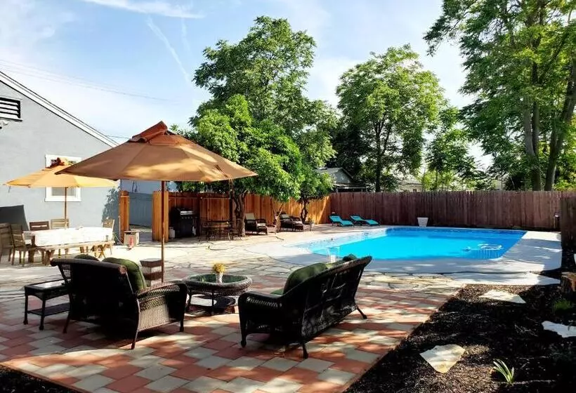 Majatalo Garden Clara