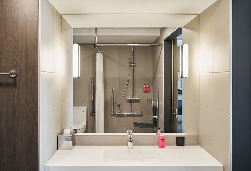 فندق Moxy Bristol