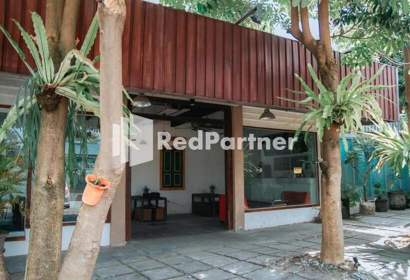 ホテル Flamboyan Asri Syariah Mitra Reddoorz Near Kampung Inggris Pare