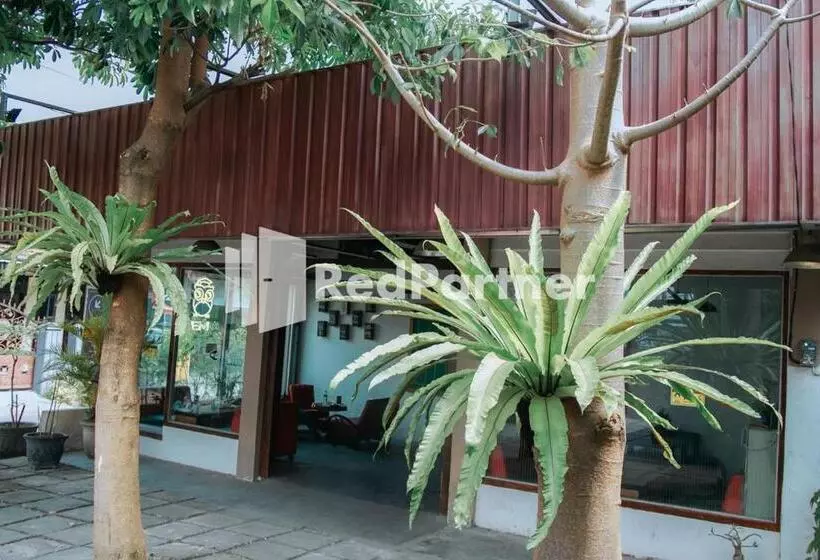 Hotelli Flamboyan Asri Syariah Mitra Reddoorz Near Kampung Inggris Pare